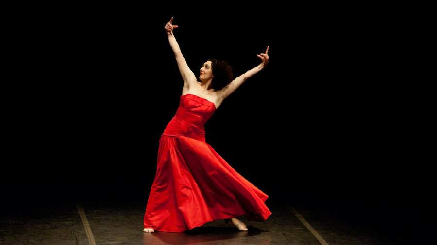 Moving with Pina. A Lecture Performance on the Poetry, Technique and Creativity of Pina Bausch